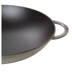 Staub Wok Con Tapa De Cristal 37 Cm, Hierro Fundido, Gris Grafito 7 Staub Wok Con Tapa De Cristal 37 Cm, Hierro Fundido, Gris Grafito -Staub Verkoop 40509 336 0 2