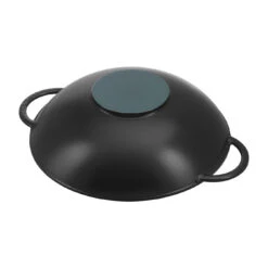 Staub Wok Con Tapa De Cristal 37 Cm, Hierro Fundido, Negro 7 Staub Wok Con Tapa De Cristal 37 Cm, Hierro Fundido, Negro -Staub Verkoop 40509 398 0 4