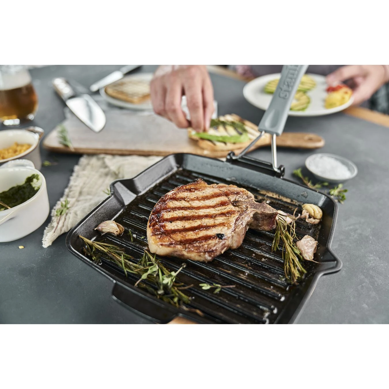 Staub Grill Con Vertedor 24 X 24 Cm, Hierro Fundido, Negro 5 Staub Grill Con Vertedor 24 X 24 Cm, Hierro Fundido, Negro - Imagen 3
